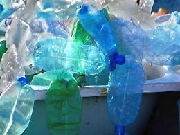 Eco-borracce in dono agli alunni per dire no alla plastica