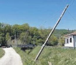 «Quei pali pericolanti ci fanno paura»: l'appello accorato dei residenti