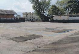 Deposito autobus convertito in parcheggio. Sosta gratuita di fronte alla stazione