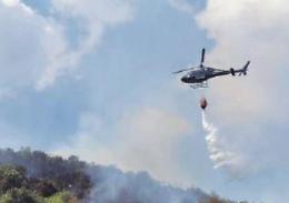 Torna l'allarme incendi, collina a fuoco: bruciati ettari di terreno