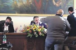 Voto per Putin in Consiglio. Il caso scatena una bufera
