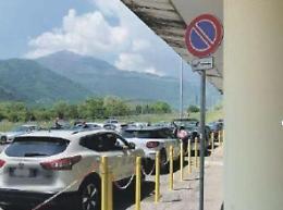 Parcheggio selvaggio all'ospedale. Gli utenti lamentano scarsi controlli