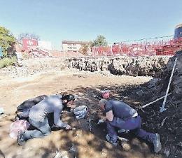 Lavori per la fermata del bus, spuntano reperti archeologici. Cantiere bloccato