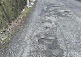 Buche e asfalto sconnesso, l'ex provinciale è a pezzi: urge la messa in sicurezza