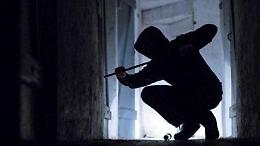 Tenta di entrare in un casa per rubare ma viene scoperto: ladro inseguito dai cittadini