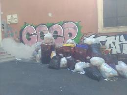 Rifiuti, cattivo odore e degrado in strada: residenti sulle barricate
