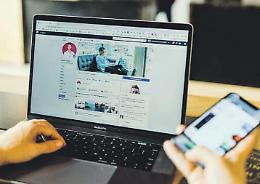 Commenti razzisti su Facebook, arriva il 'contrappasso': ora dovrà aiutare i migranti