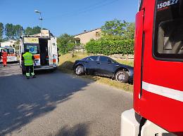 Auto contro il palo della luce, quattro feriti: coinvolti anche dei bambini