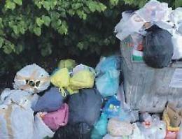 Abbandono selvaggio di rifiuti: città nel degrado per colpa degli incivili