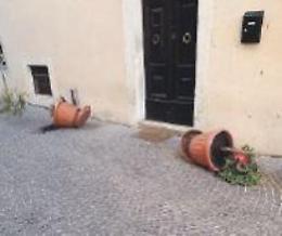 Vandali in azione nel centro storico: vasi rotti, auto danneggiate e rifiuti ovunque
