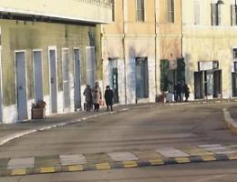 Pugni e bottigliate tra due ragazze minorenni: entrambe finiscono in ospedale