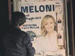 Manifesto del comizio della Meloni sugli annunci mortuari: monta la polemica