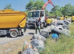Quintali di rifiuti abbandonati ovunque. Via alla bonifica