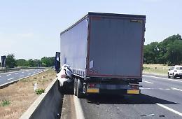 Auto finisce sotto un camion: miracolato il conducente estratto dalle lamiere
