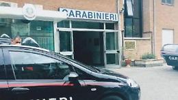 Calci e pugni tra le mura domestiche: marito violento finisce in manette