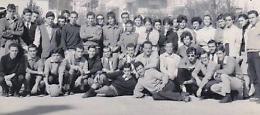 I ragazzi degli anni '60 e una festa per celebrare l'amicizia nata tra i banchi di scuola