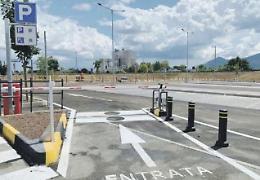Auto smontata per rubare il catalizzatore. L'insolito furto in un parcheggio videosorvegliato