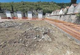 Rifiuti sepolti al cimitero. I lavori riportano alla luce scarti interrati anni fa