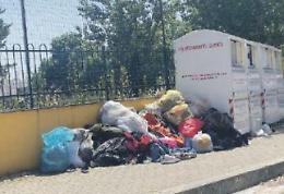 Raccolta abiti usati, decine di buste intorno ai cassonetti