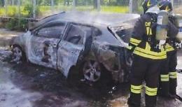 Assalto al portavalori con l'auto rubata. Il veicolo dato alle fiamme