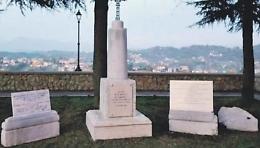 Teppisti distruggono la lapide in onore dei caduti: la polemica