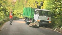 Grosso masso precipita in strada, traffico paralizzato
