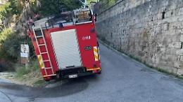 La strada è troppo stretta e il mezzo dei vigili del fuoco rimane incastrato
