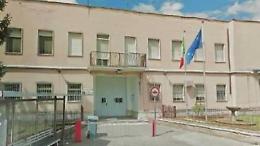 Aggressione in carcere, detenuto afferra al collo un agente e colpisce un medico