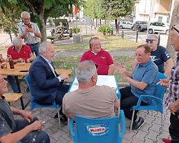 Elezioni, i candidati a sindaco Ferdinandi e Riccardi si sfidano a carte