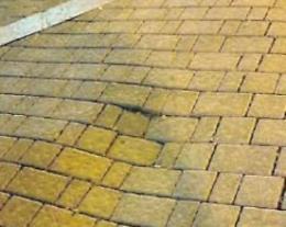 Anziana cade in pieno centro: la pavimentazione colpisce ancora