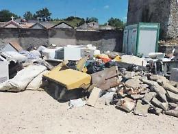 Cumuli di rifiuti al cimitero. L'indignazione dei cittadini