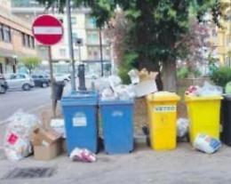 Cumuli di rifiuti ovunque in città e cattivo odore: è polemica