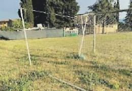 Il campo da calcio sotto l'attacco dei vandali. Rilevati diversi danni
