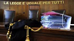 Baci e abbracci durante le ore di lezione: alunne molestate