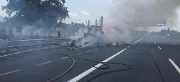 Camion in fiamme in A1, bruciato l'intero carico. Aria irrespirabile