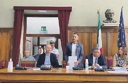 Piscina comunale, lo scheletro della struttura al centro del dibattito