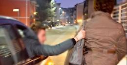 Scippo in pieno giorno, avvicinata da un'auto e trascinata per strada