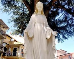 Amputata una mano alla statua della Madonna: l'appello sui social