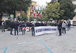 Aria irrespirabile nella zona industriale, la protesta dei residenti