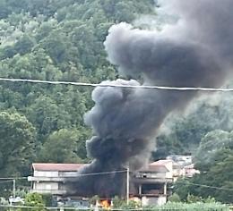 Incendio al piano terra di uno stabile. Dall'edificio una colonna di fumo nero