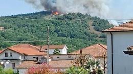 Bruciano il bosco e gli uliveti sulla montagna della contrada di Sant'Eleuterio