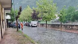 Maltempo, strade, botteghe e negozi allagati: la situazione