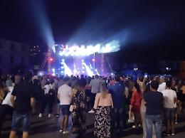 Festa del Crocifisso, boom di presenze. E stasera il concerto dei "The Kolors"