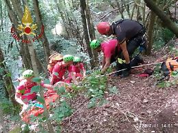Precipita vicino al torrente, soccorso dai vigili del fuoco. Intervenuta l'eliambulanza