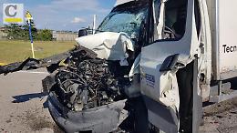 Incidente, si scontrano un camion e un furgone: ferito il conducente