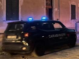 Caos in città, danneggia due auto e ruba un furgone tentando la fuga