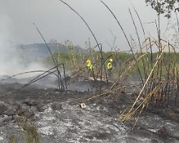 Incendio vicino alla zona industriale. Pomeriggio di paura e aria irrespirabile