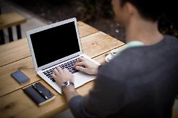 Pedopornografia, si scava nei computer e nei telefonini