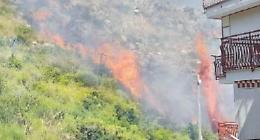 Nuovo pomeriggio di fuoco, fiamme alte sulla Collina di Sant'Antonio