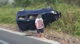 Incidente sulla superstrada, un'auto si ribalta. Vigili del fuoco sul posto